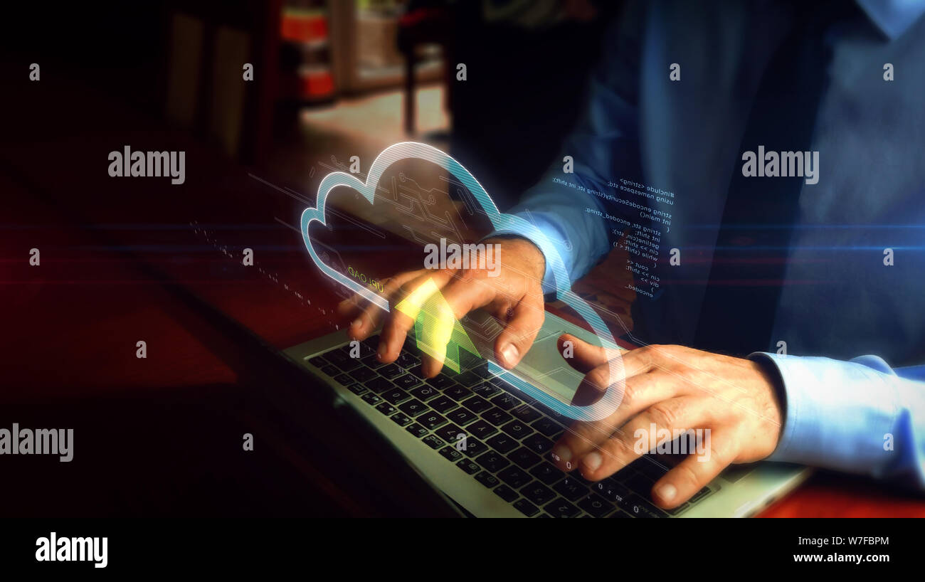 Man digitando su laptop con dati cloud schermo ologramma sulla tastiera. Elaborazione dei dati, storage online e archivio documenti di concetto. Mano Naturale fotocamera s Foto Stock