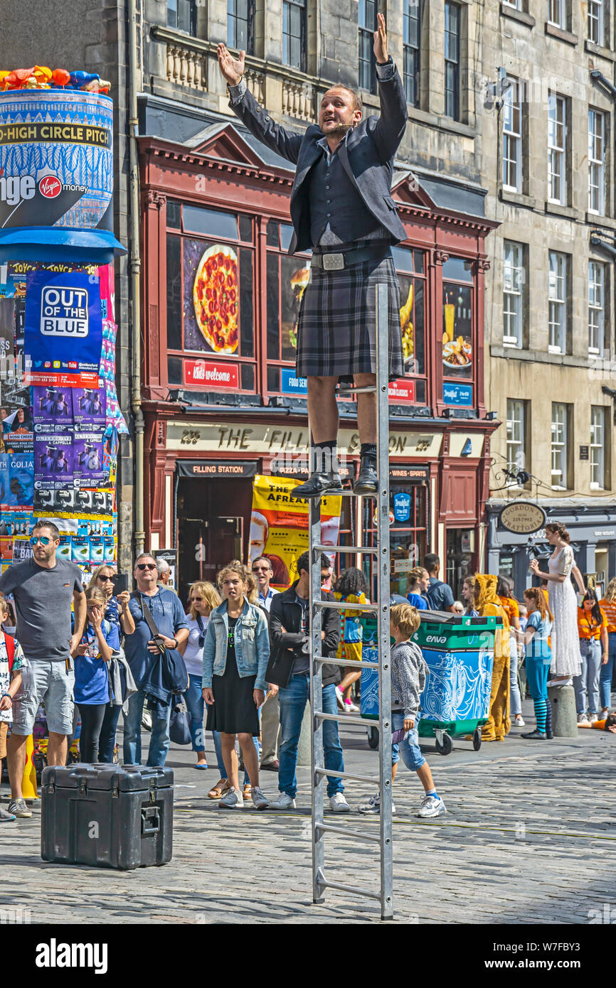 Performer at Edinburgh Festival Fringe 2019 nel Royal Mile di Edimburgo Regno Unito Scozia Foto Stock