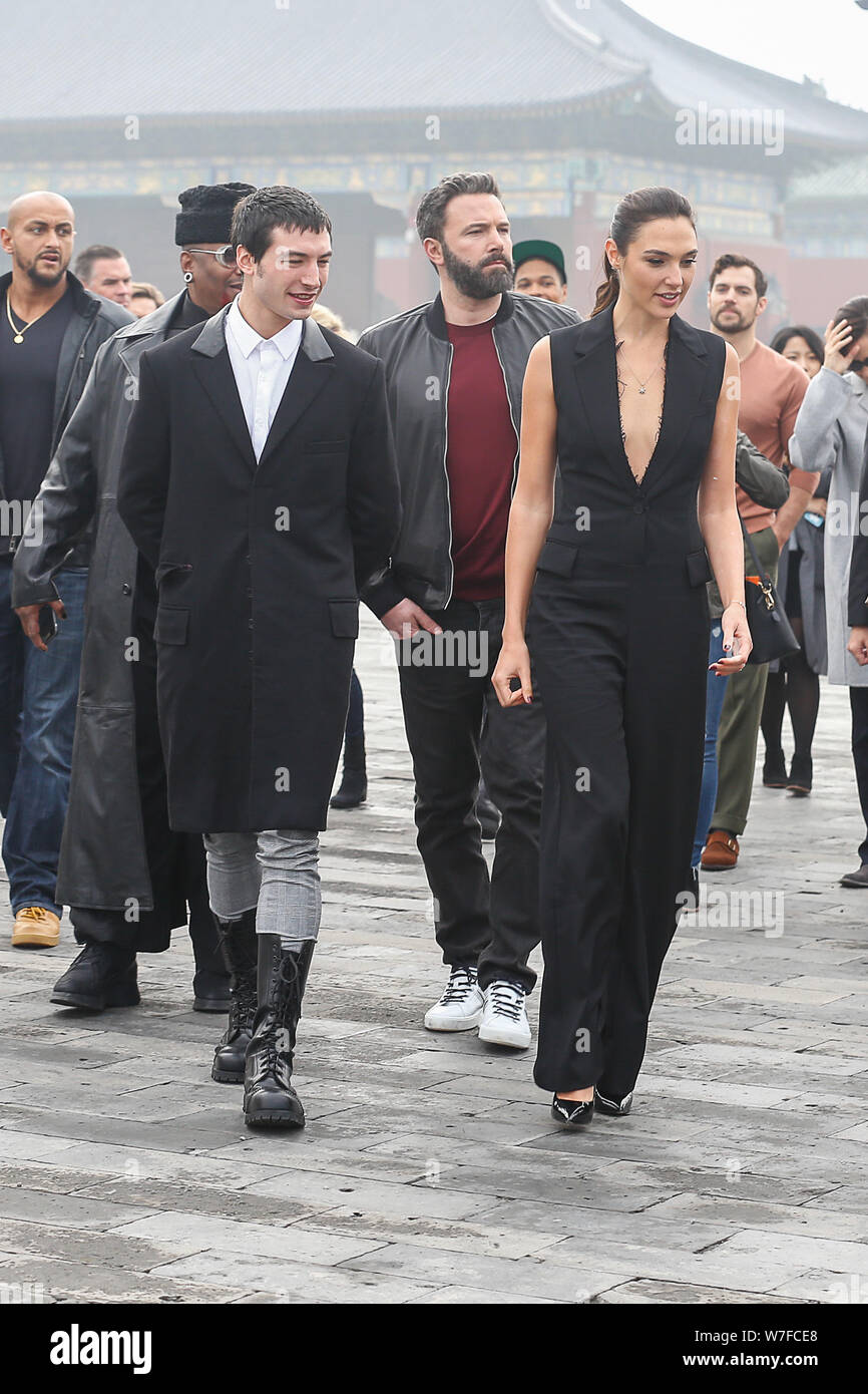 (Da sinistra) American attore e cantante Ezra Miller, attore e regista Ben Affleck e attrice israeliana e modello Gal Gadot visitare il Tempio del Paradiso Foto Stock