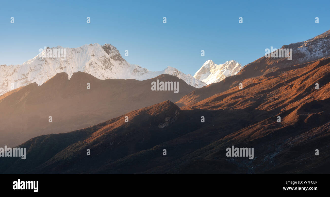 Belle montagne con cime innevate alla mattina di sole in Nepal Foto Stock