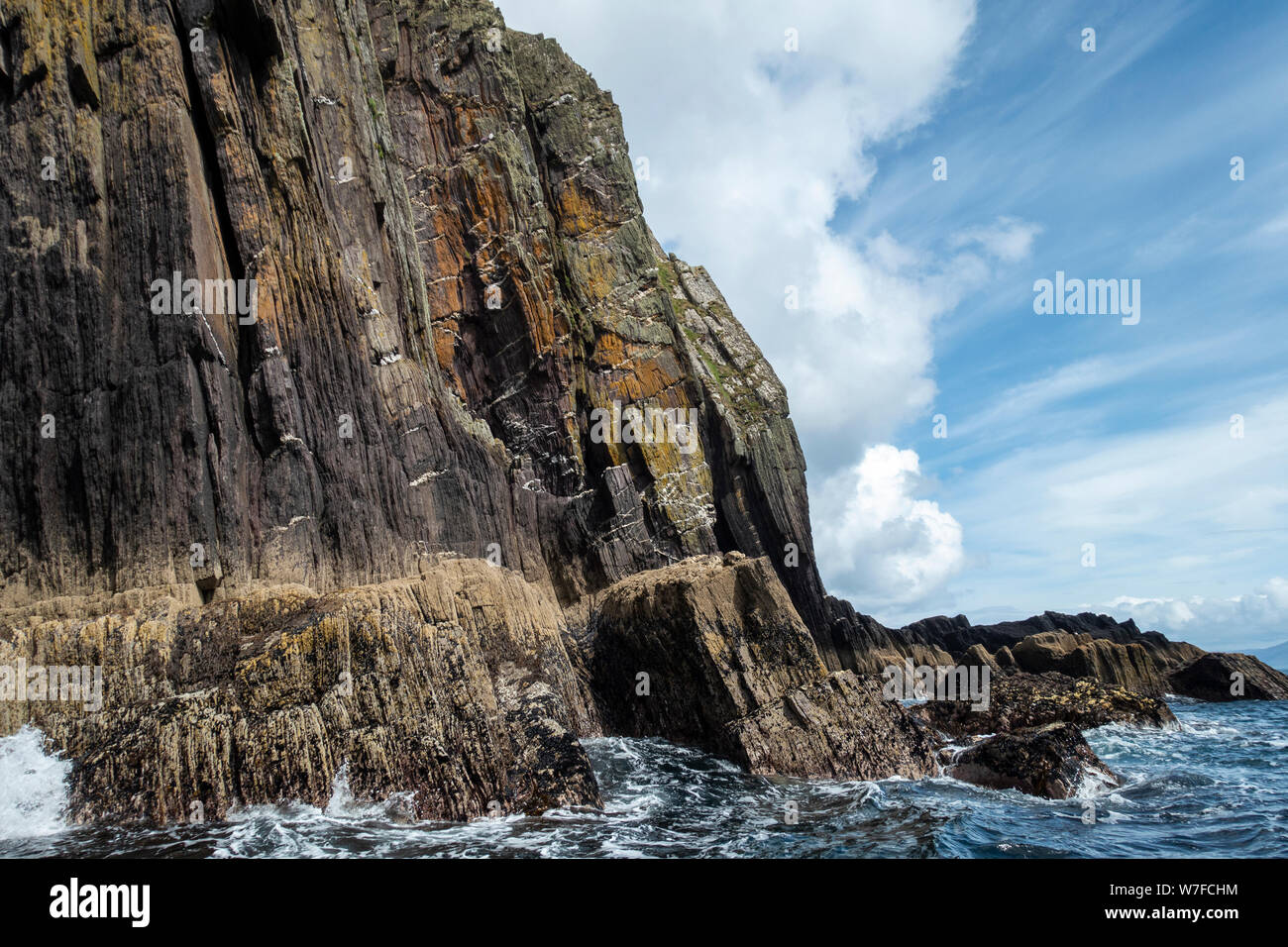 Costa frastagliata di seguito Ballymacadoyle Hill visto dalla barca - Penisola di Dingle, nella contea di Kerry, Repubblica di Irlanda Foto Stock