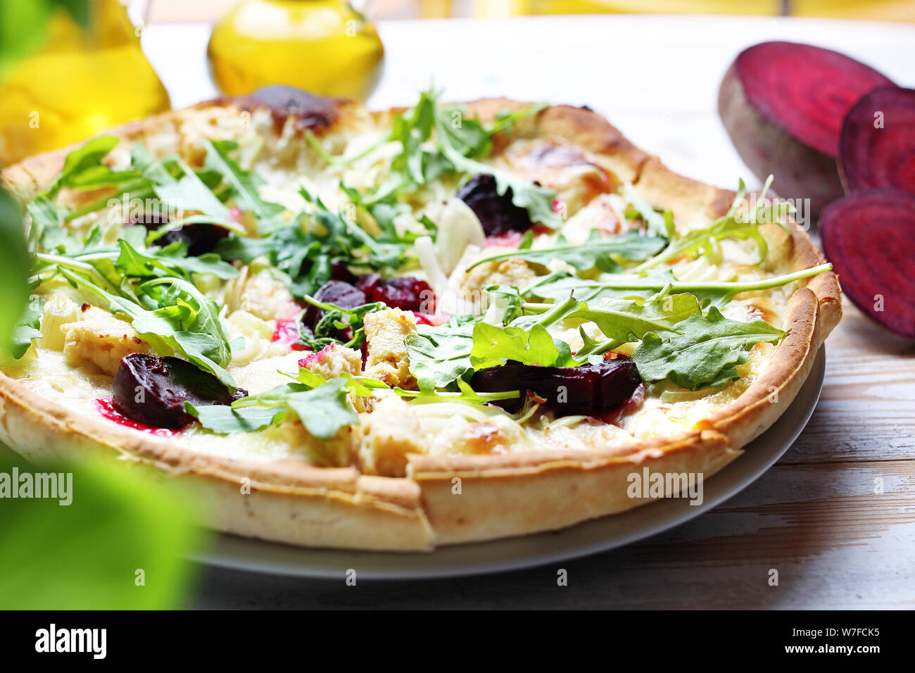 Pizza con le verdure. Servita piatto. fotografia culinaria Foto Stock