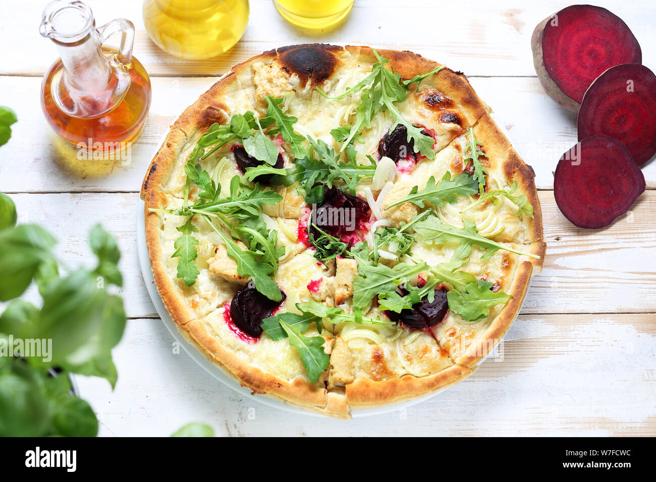 Pizza con le verdure. Servita piatto. fotografia culinaria Foto Stock