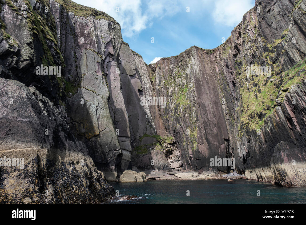Costa frastagliata di seguito Ballymacadoyle Hill visto dalla barca - Penisola di Dingle, nella contea di Kerry, Repubblica di Irlanda Foto Stock