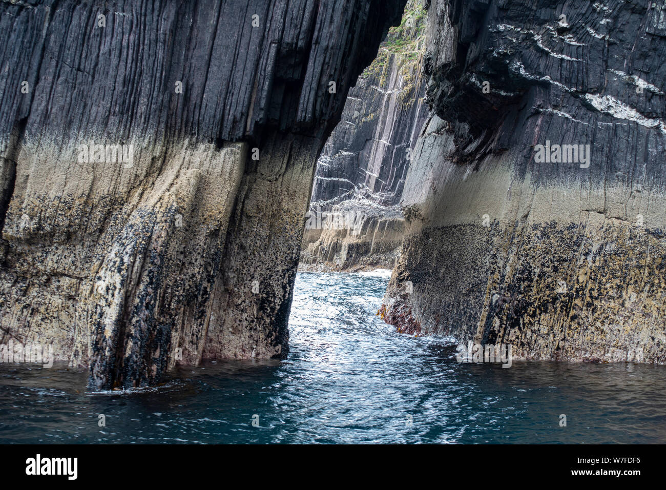 Arco di mare visto dalla barca - Penisola di Dingle, nella contea di Kerry, Repubblica di Irlanda Foto Stock