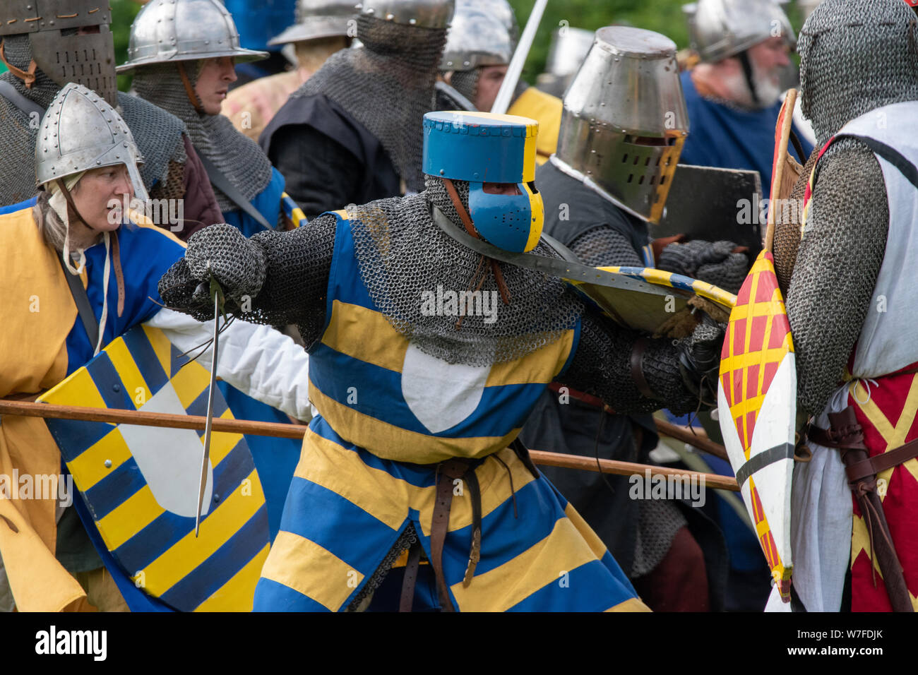 Reenactors ricreare il 1265 Battaglia di Evesham dove Simon de Montfort e il suo esercito furono sconfitti dai Royal Army. Foto Stock
