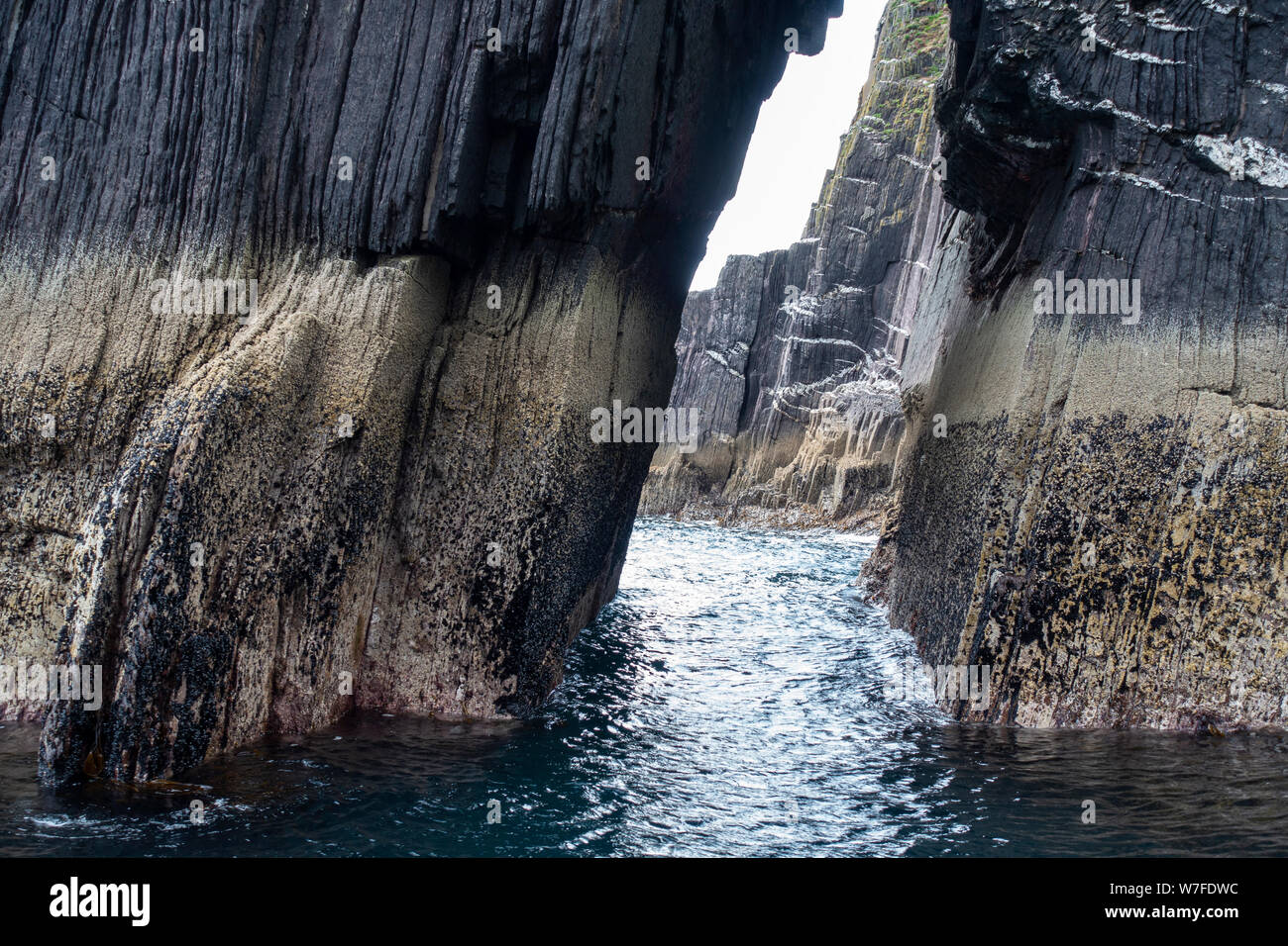 Arco di mare visto dalla barca - Penisola di Dingle, nella contea di Kerry, Repubblica di Irlanda Foto Stock