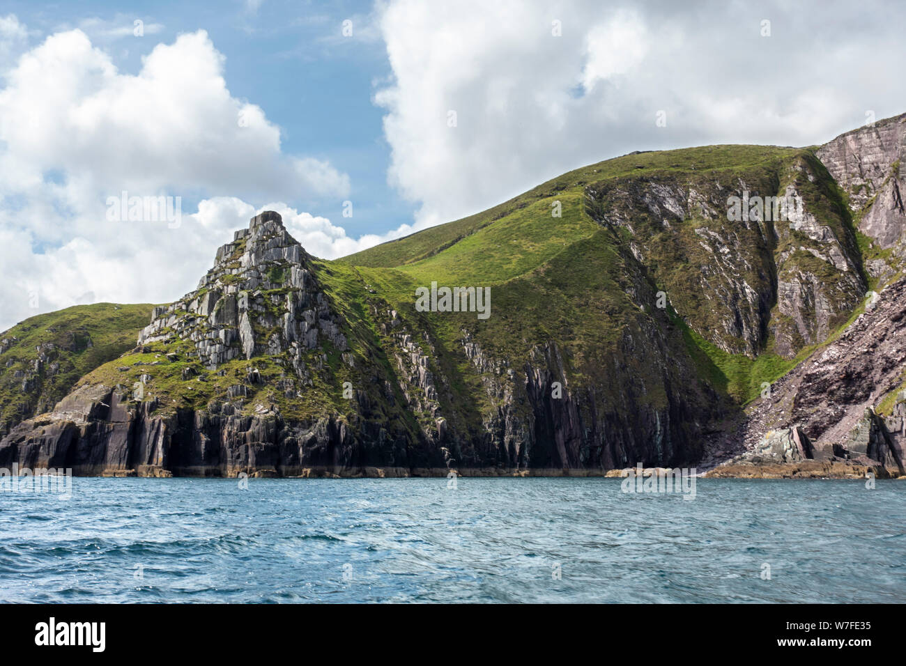 Costa frastagliata di seguito Ballymacadoyle Hill visto dalla barca - Penisola di Dingle, nella contea di Kerry, Repubblica di Irlanda Foto Stock