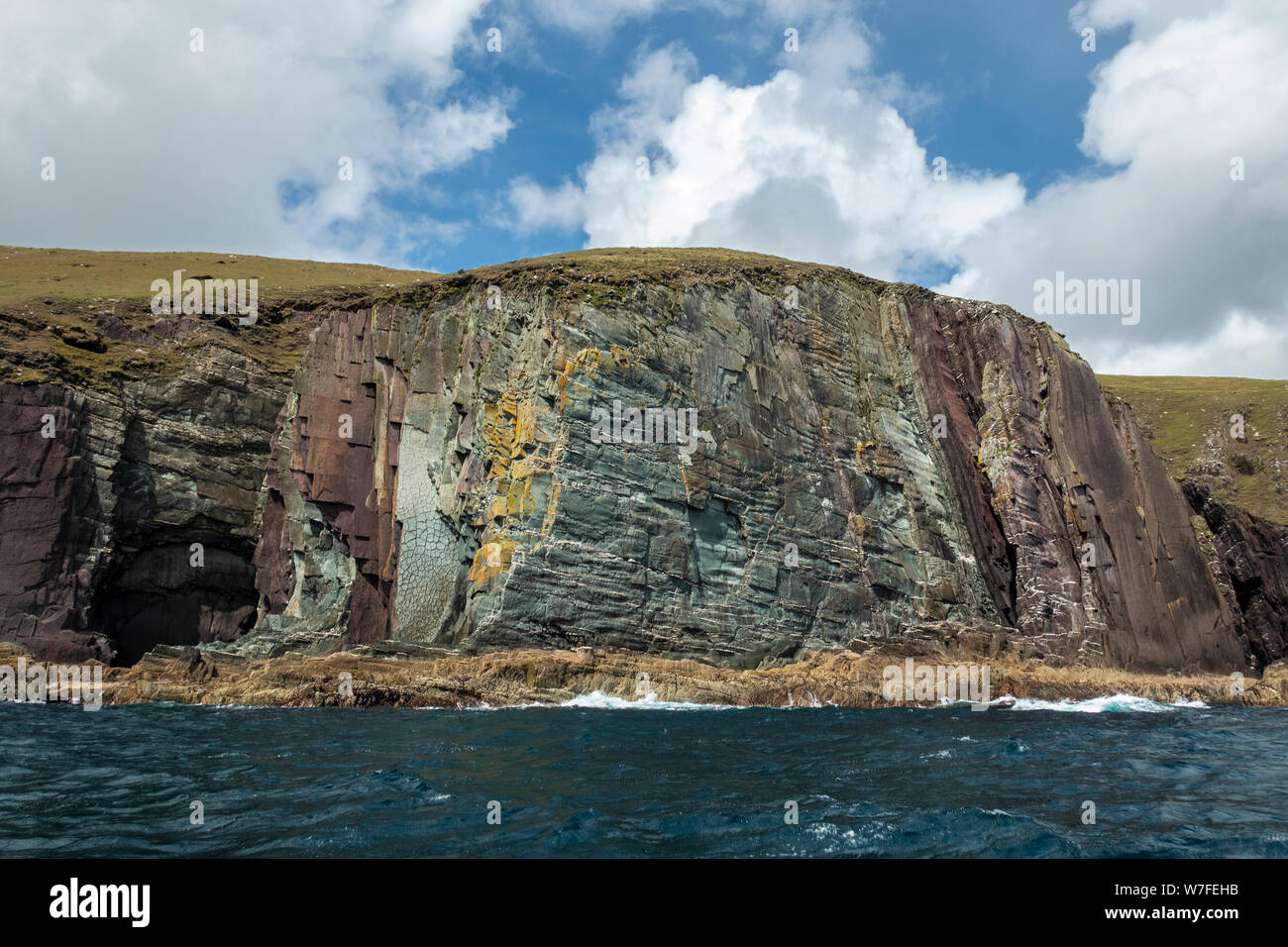 Costa frastagliata di seguito Ballymacadoyle Hill visto dalla barca - Penisola di Dingle, nella contea di Kerry, Repubblica di Irlanda Foto Stock