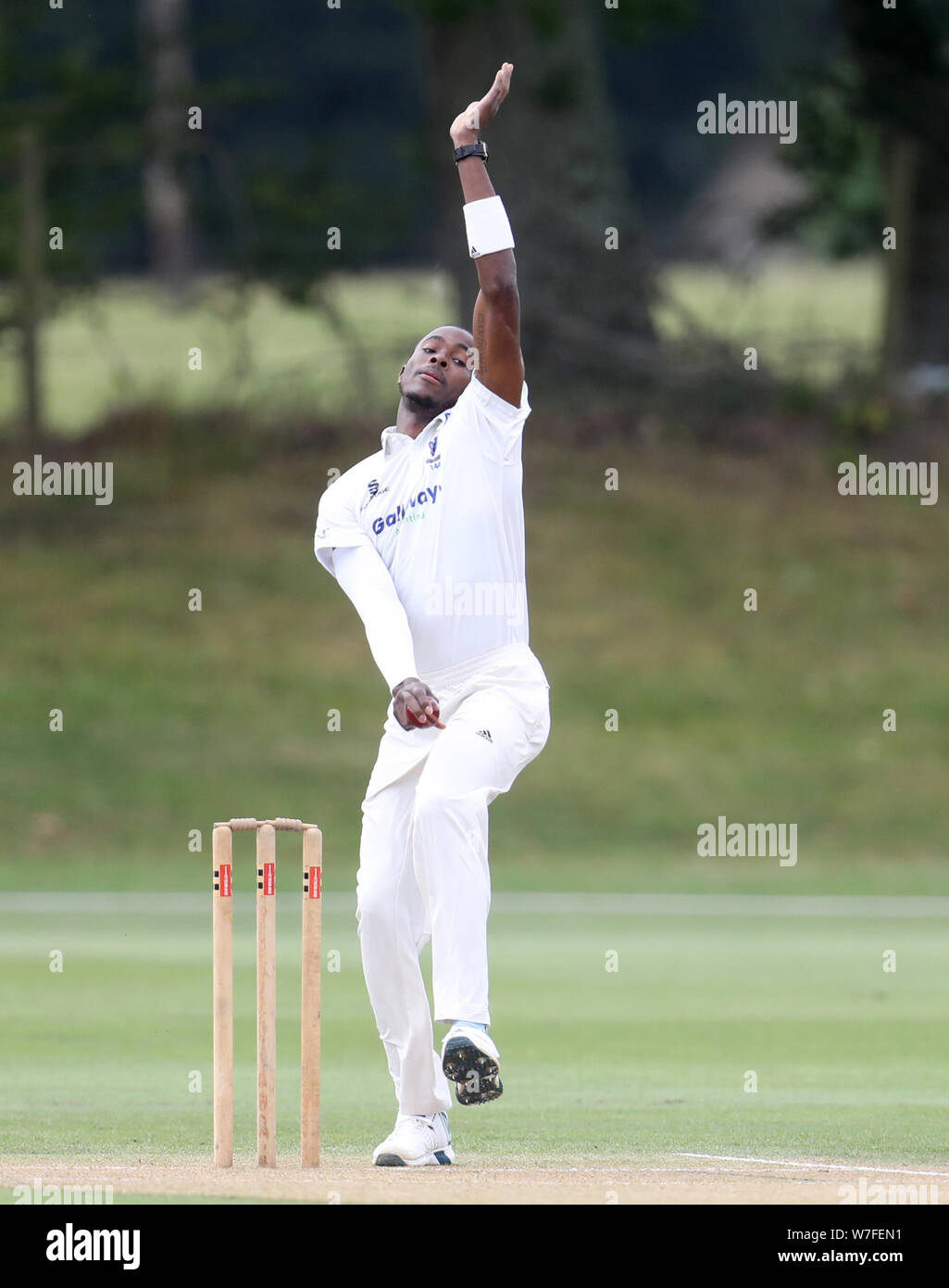 Il Sussex Jofra Archer bocce durante il primo giorno del secondo XI Campionato corrispondono a Blackstone Academy Massa, a Henfield. Foto Stock