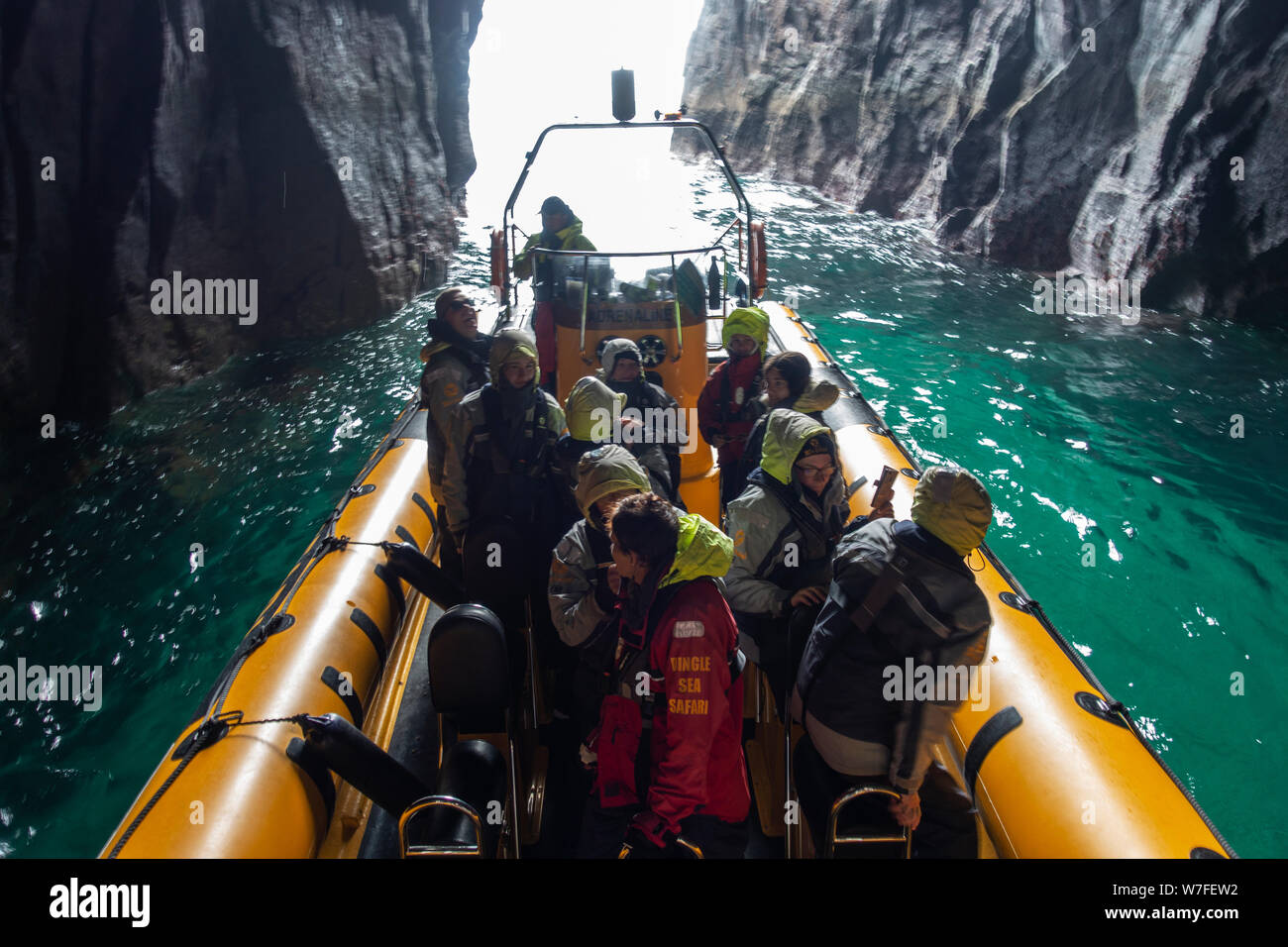 Vista dal tour in barca all'interno di grotta marina - Penisola di Dingle, nella contea di Kerry, Repubblica di Irlanda Foto Stock