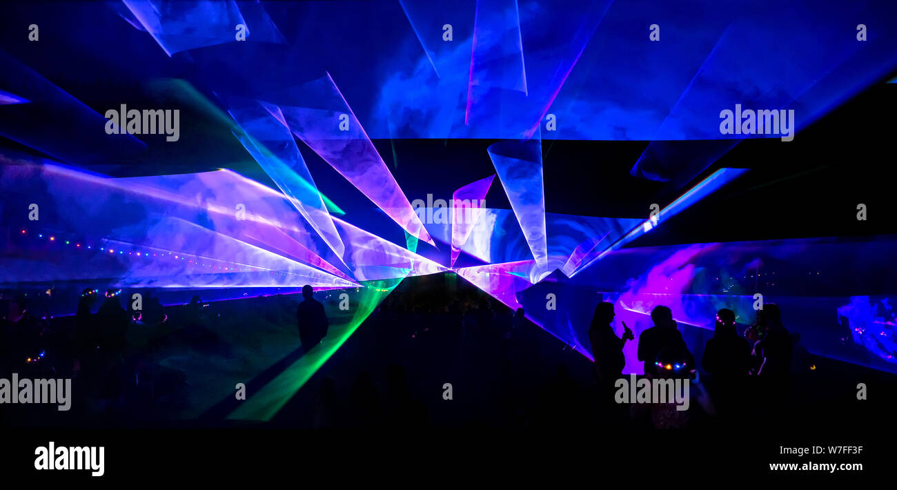 Laubach, Germania, 08/03/2019: laser show, intrattenimento di lusso con il pubblico sagome in discoteca evento, festival o il nuovo anno Foto Stock