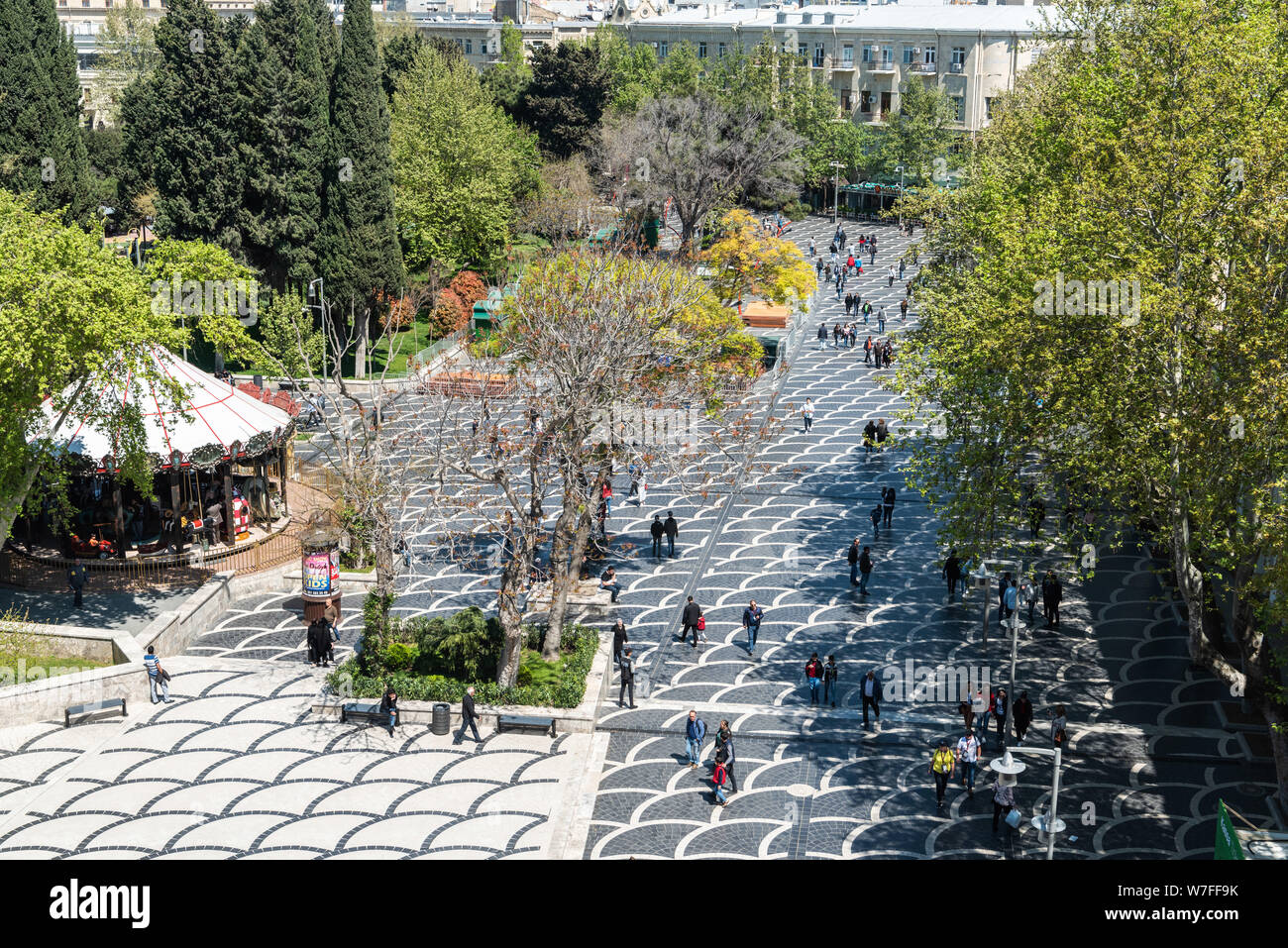 Baku in Azerbaijan - Aprile 27, 2019. Fontane piazza di Baku, con edifici, la vegetazione e la gente. Foto Stock