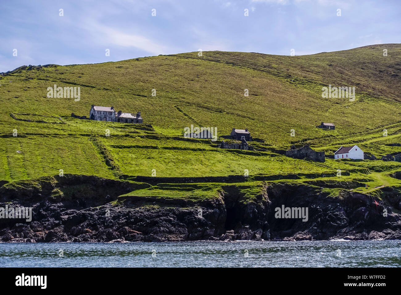Villaggio abbandonato sulla Grande Isola di Blasket visto dalla barca - Penisola di Dingle, nella contea di Kerry, Repubblica di Irlanda Foto Stock