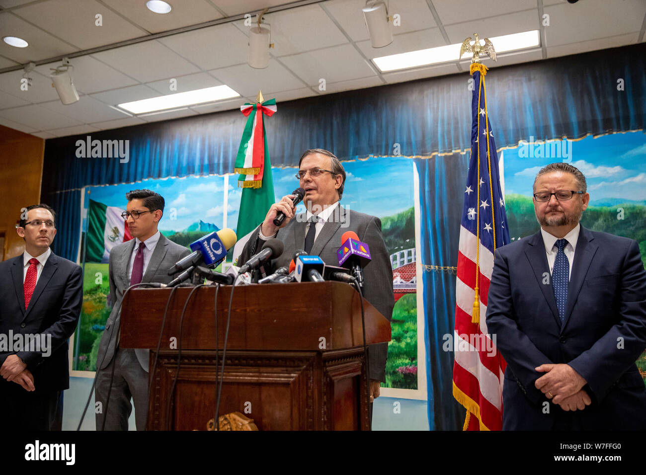 El Paso, Stati Uniti d'America. 5 Ago, 2019. Il Ministro degli Esteri messicano Marcelo Ebrard ha (seconda R) parla nel corso di una conferenza stampa presso il consolato messicano a El Paso, Texas, Stati Uniti, e il Agosto 5, 2019. Ebrard ha evidenziato la necessità di affrontare il razzismo e la supremazia bianca negli Stati Uniti in occasione della conferenza stampa. Credito: Wang Ying/Xinhua/Alamy Live News Foto Stock