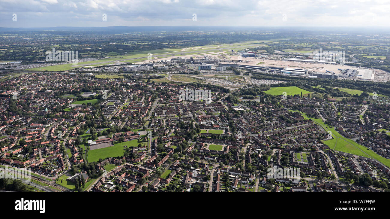Vista aerea di Gatley, Heald Green & Moss Nook con l'Aeroporto Internazionale di Manchester, Agosto 2019 Foto Stock