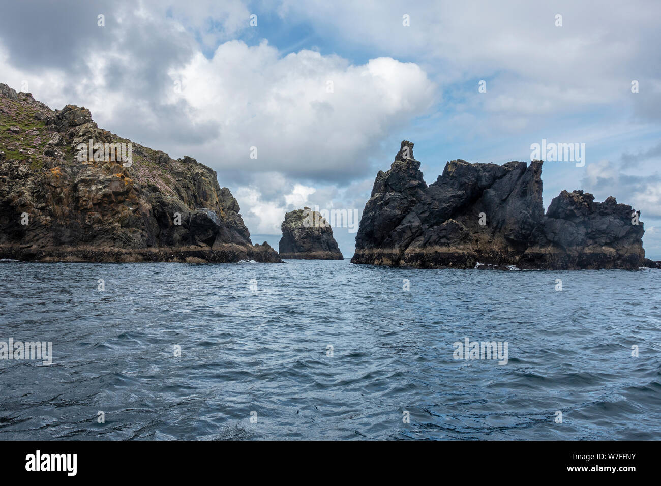 Affioramenti rinforzato dalle isole Blasket gruppo visto dalla barca - Penisola di Dingle, nella contea di Kerry, Repubblica di Irlanda Foto Stock