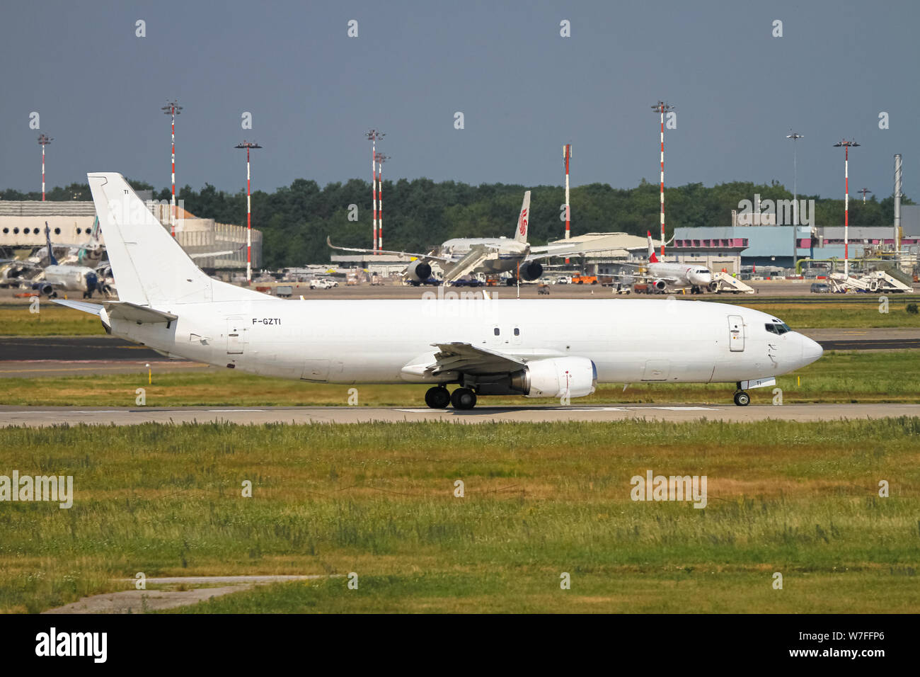 Compagnie ASL Francia Boeing 737-408SF (F-GZTI), pronti per il decollo. a Malpensa (MXP / LIMC), Milano, Italia Foto Stock