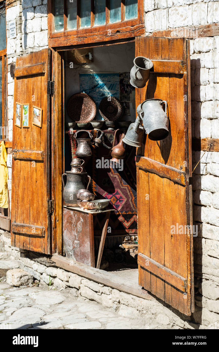 Lahic, Ismayilli regione, Azerbaigian - Aprile 28, 2019. Ingresso di un ramaio shop Lahic nel villaggio di Azerbaigian, con porte in legno e lamiera. Foto Stock