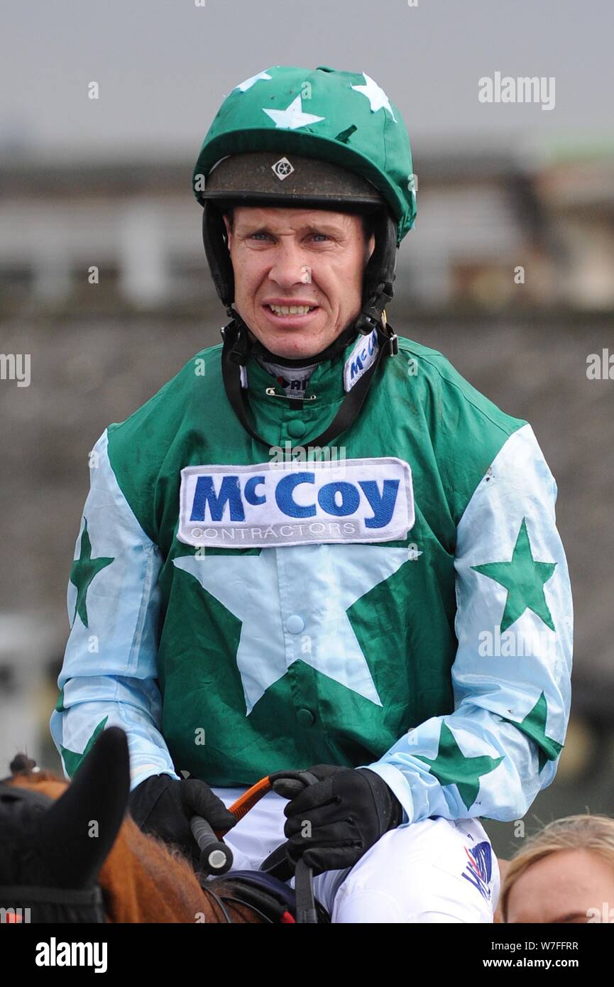 Hereford gare. 16 ottobre, 2018. 14:55 · Edmundson Electricals novizi' ostacolo (classe 4). Richard Johnson su cerchiamo di oscillazione. Foto Stock