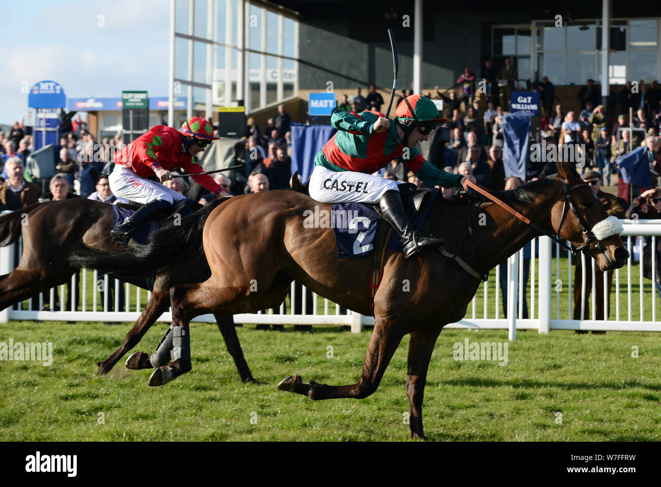 La parrocchia di san Michele Ospizio di Carità Raceday - Hereford Racecourse. Il tè Trumpers novizi' corsa ad ostacoli - Max Kendrick (2) su RatFaceMcDougall ha vinto la gara. Foto Stock