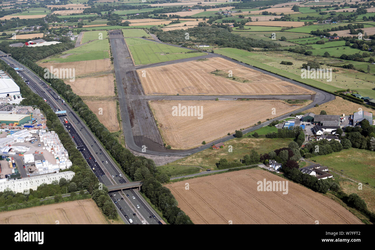 Vista aerea della ormai chiuso Stretton Airfield, Cheshire, Regno Unito Foto Stock