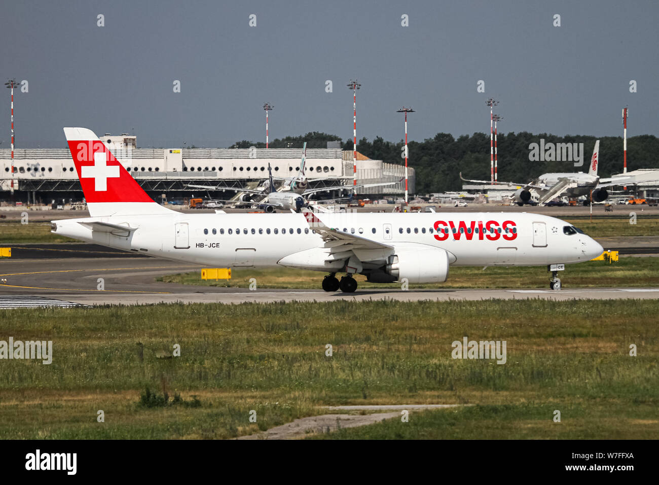 Swiss International Air Lines, Airbus A220-300 (HB-ICC) fotografato all aeroporto di Malpensa, Milano, Italia Foto Stock