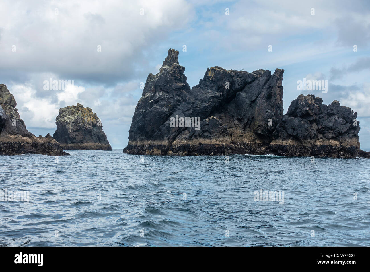 Affioramenti rinforzato dalle isole Blasket gruppo visto dalla barca - Penisola di Dingle, nella contea di Kerry, Repubblica di Irlanda Foto Stock