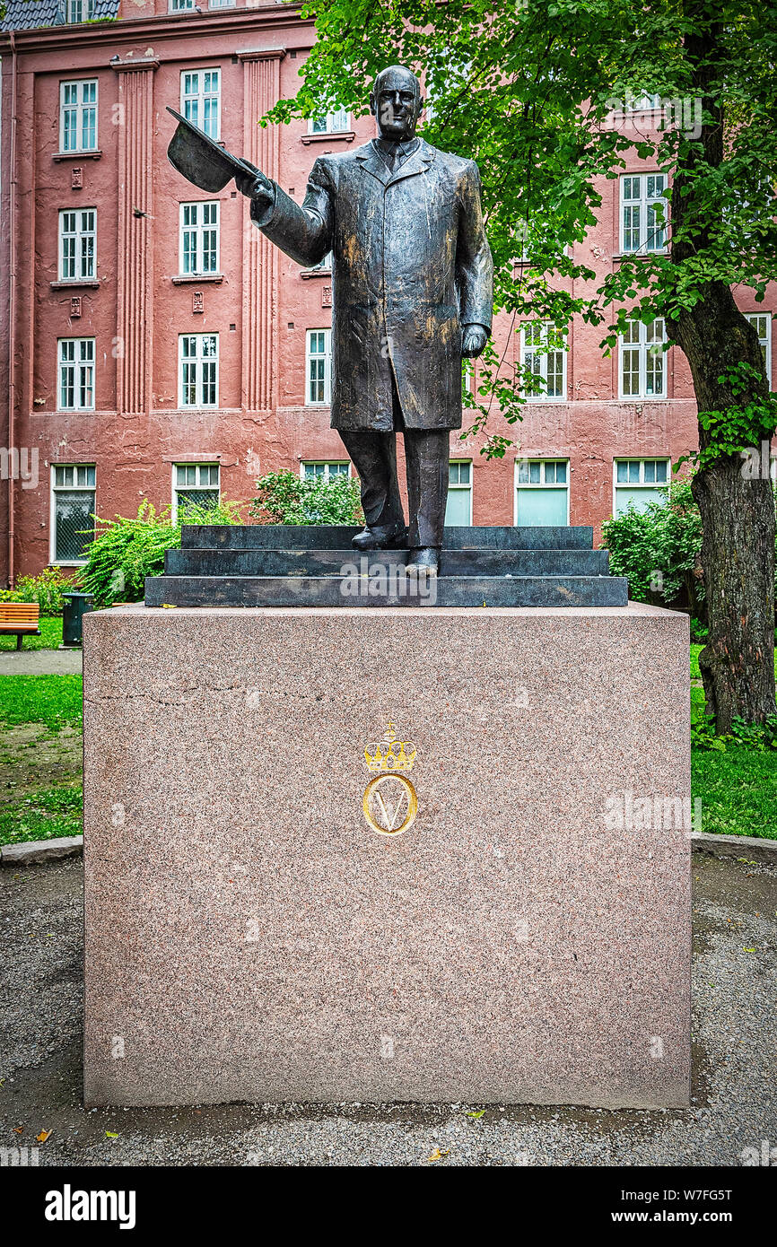 La scultura mostra il re venendo incontro a noi con i messaggi di saluto, come il re di tutti i Norvegesi. Foto Stock
