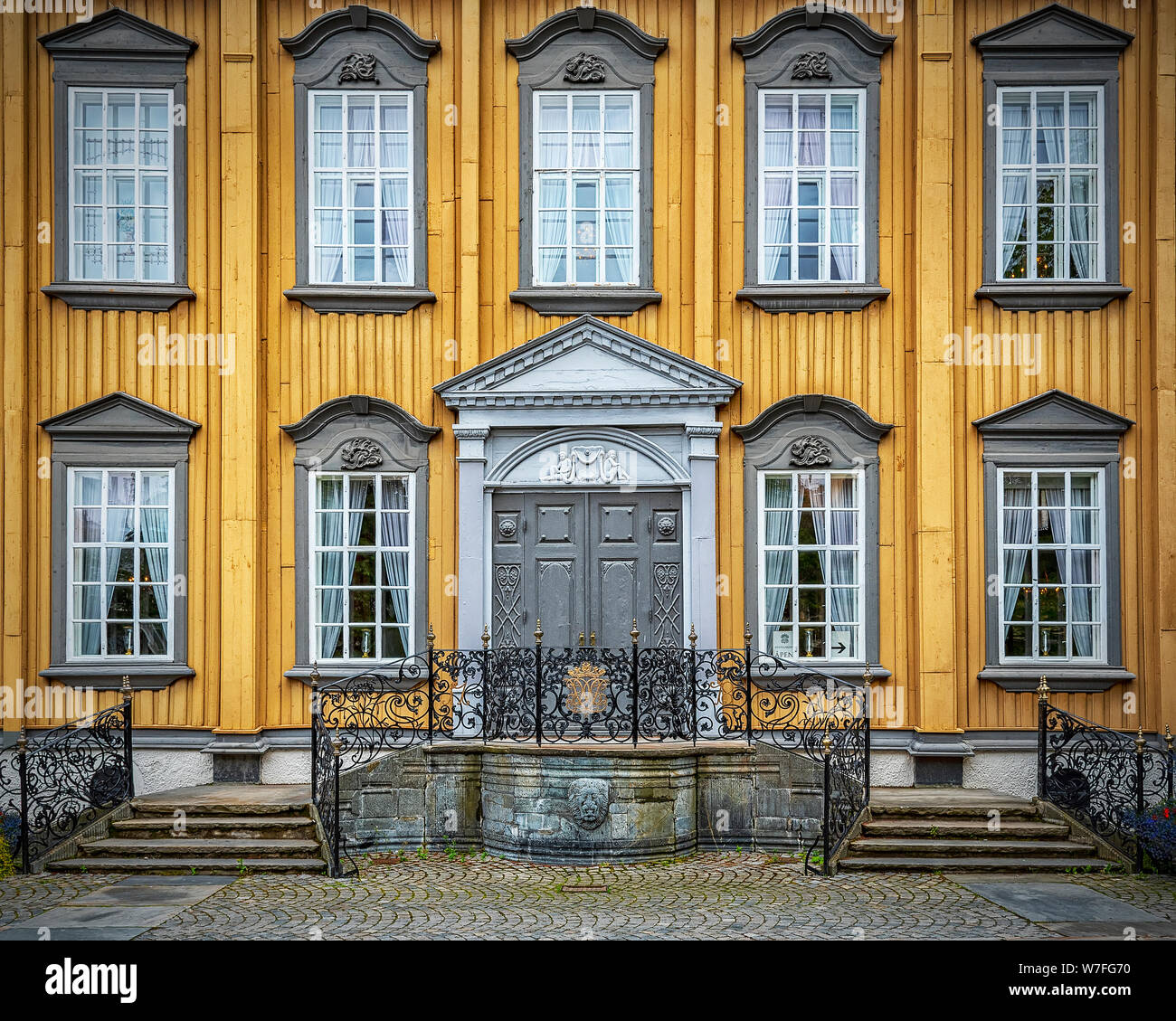 Stiftsgarden è la residenza reale di Trondheim, Norvegia. È situato in una posizione centrale della città più importante arteria. Foto Stock