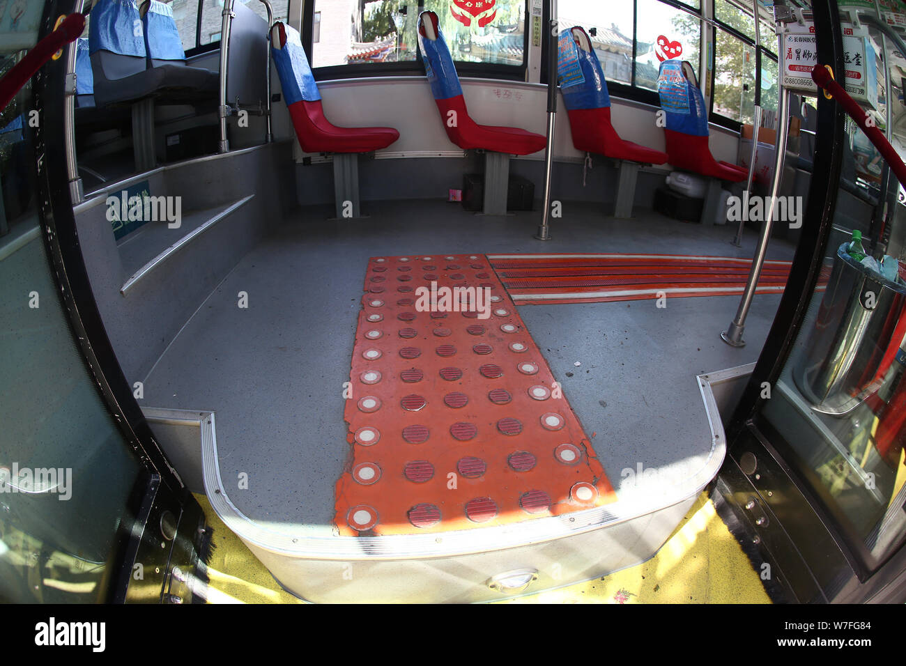 Vista della pavimentazione tattile disegnato e costruito dai Cinesi bus driver Yang Hongtao su un bus in Changchun city, a nord-est della Cina di provincia di Jilin, 20 Sett. Foto Stock