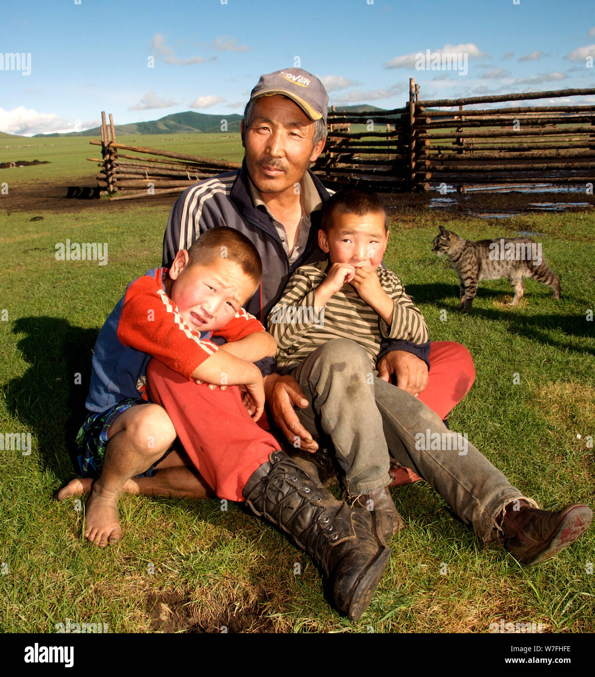 Un nomade mongola orgogliosamente pone con i suoi figli Foto Stock
