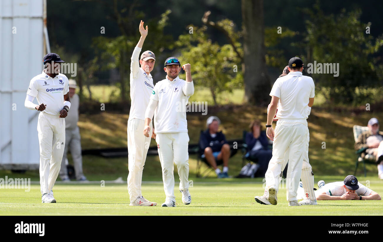 Il Sussex Jofra Archer (sinistra) reagisce dopo aver visto un team-mate feriti mentre fielding durante il primo giorno del secondo XI Campionato corrispondono a Blackstone Academy Massa, a Henfield. Foto Stock