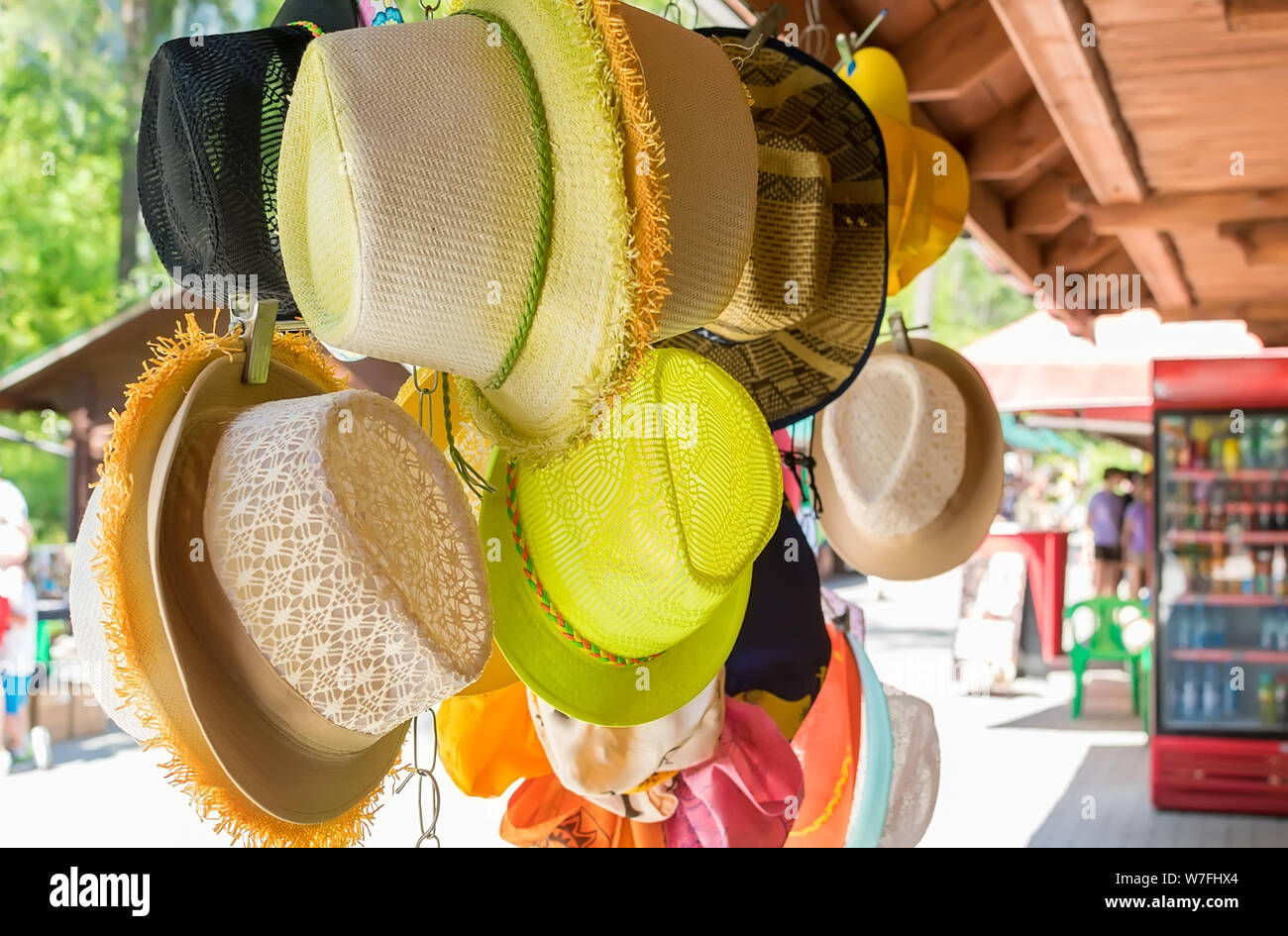 I tipi diversi di paglia tourist donna cappello da sole che pendono e sono  venduti sul mercato nell'area del resort Foto stock - Alamy