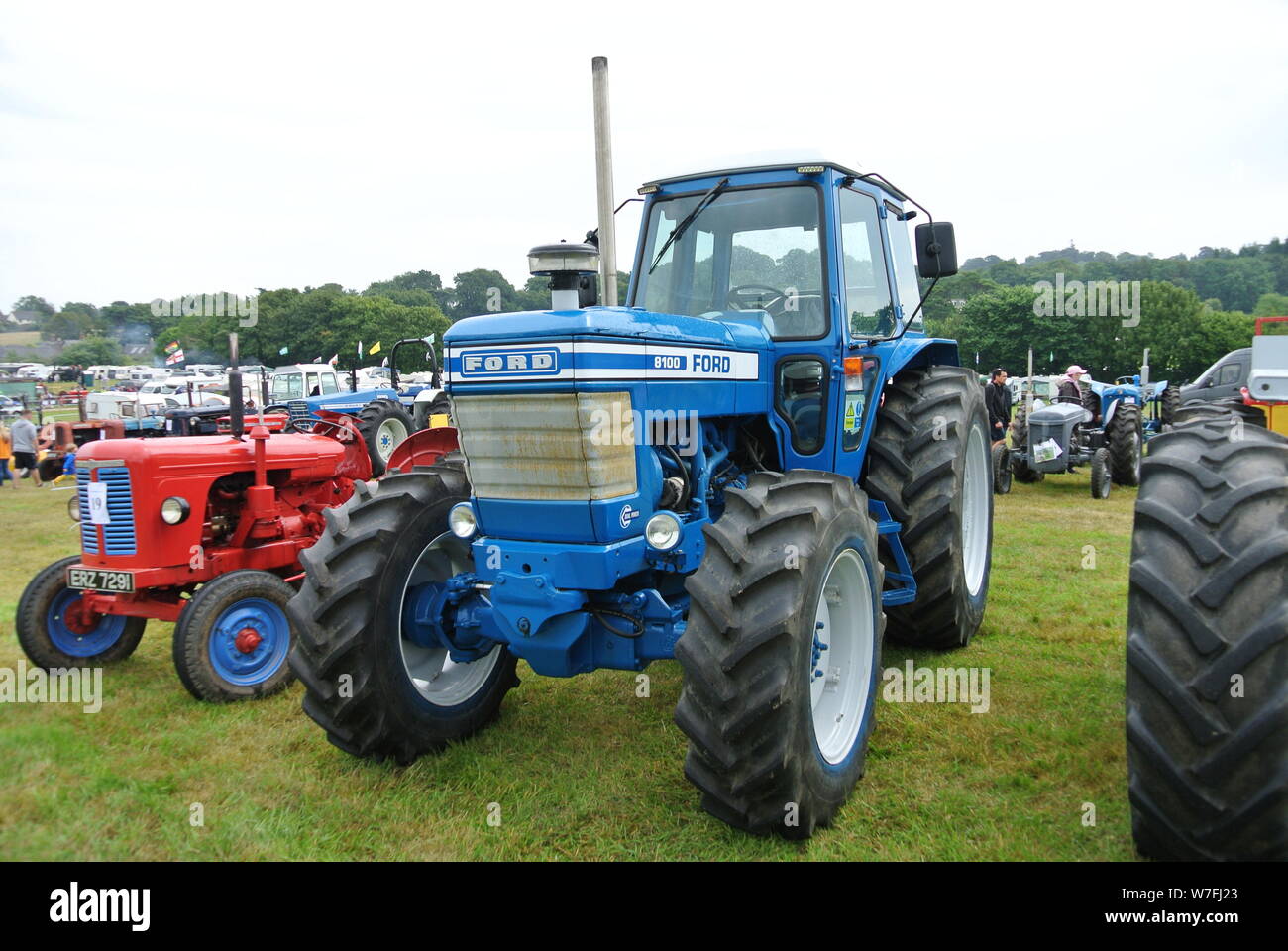 Un trattore Ford 8100 parcheggiato in mostra alla Torbay Steam Fair, Churston, Devon, Inghilterra, Regno Unito. Foto Stock