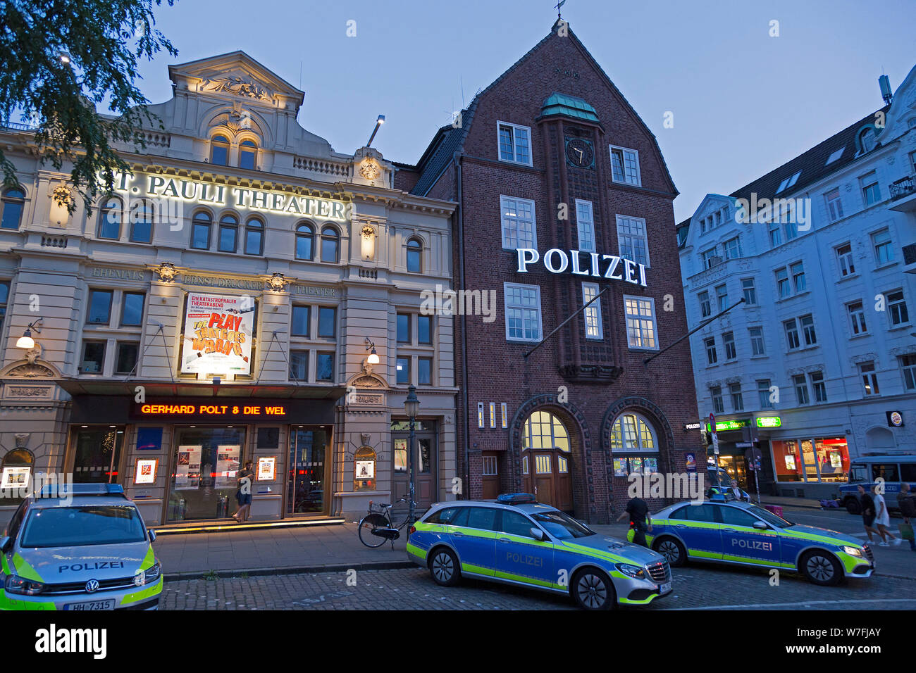 St Pauli Theatre e a una stazione di polizia Davidwache (David watch), Reeperbahn, Sankt Pauli, Amburgo, Germania Foto Stock