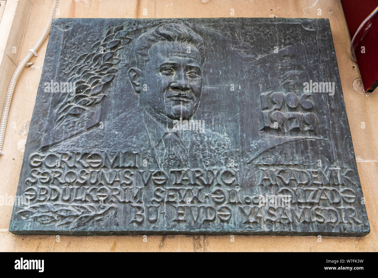 Baku in Azerbaijan - 1 maggio 2019. Targa commemorativa dedicata a azerbaigiano Abdulkerim orientalista Alizada, segnando la casa dove visse a Baku. Foto Stock