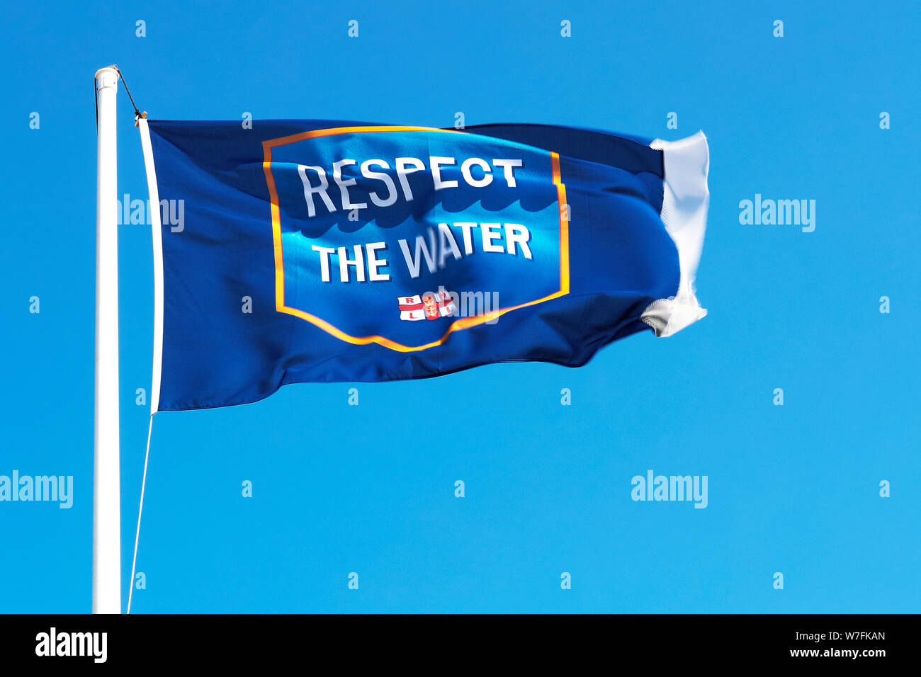 RNLI 'RESPECT L'acqua' battenti bandiera a disprezzare il punto Foto Stock