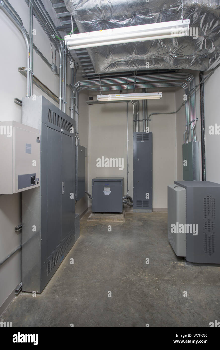Sistemi solari - camera per comunicazioni elettriche e apparecchiature di distribuzione di energia Foto Stock