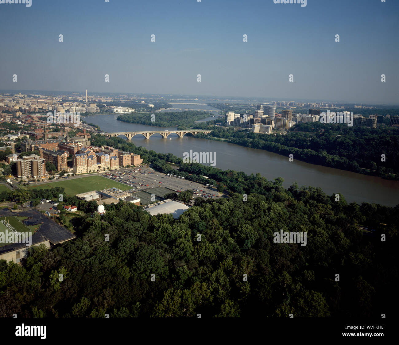 Vista aerea rivolta verso Francis Scott Key Bridge attraverso il fiume Potomac. La Georgetown University è in primo piano, Washington, D.C. Foto Stock