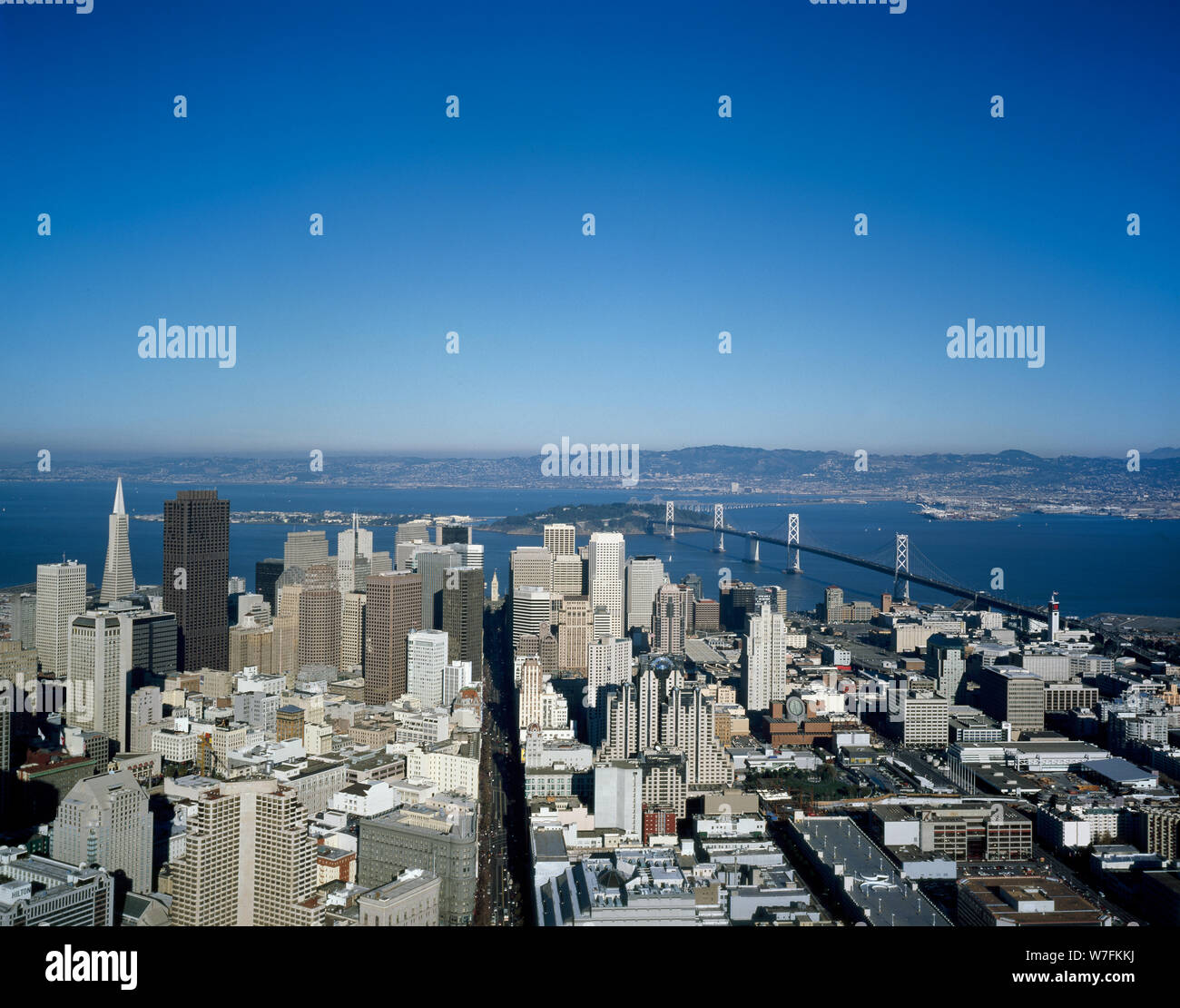 Vista aerea verso il basso Market Street verso il centro cittadino di San Francisco, California; in lontananza le San Francisco-Oakland Bay Bridge Foto Stock