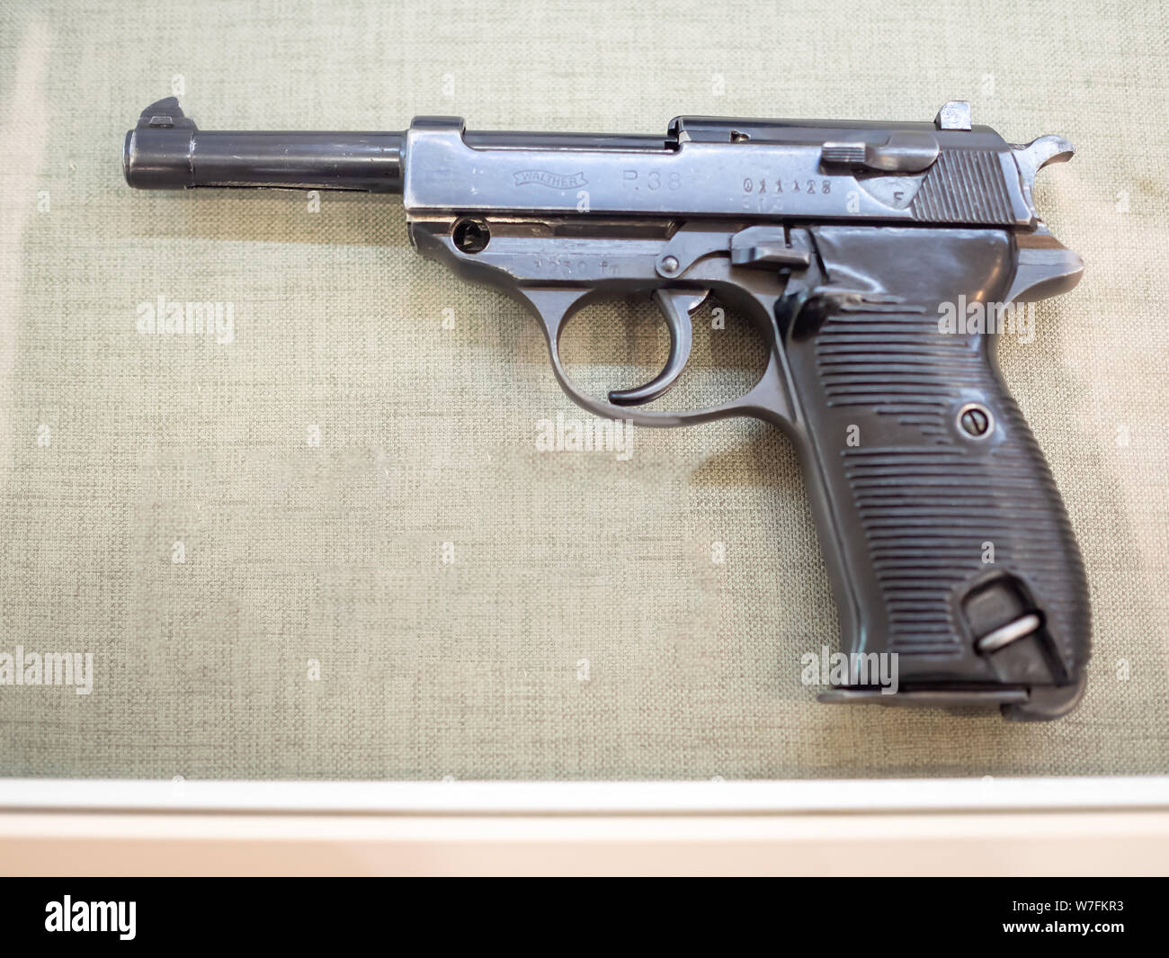 KIEV, UCRAINA-luglio 23, 2019: 1938 Tedesco pistola semi-automatica Walther P38 nel Politecnico al Museo nazionale ucraino Università Tecnica Foto Stock