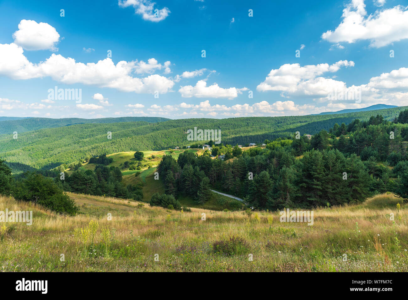Incredibile paesaggio di montagna con il cielo blu con nuvole bianche, naturale all'aperto sullo sfondo di viaggio. Sui monti Rodopi, Bulgaria, Churen village Foto Stock