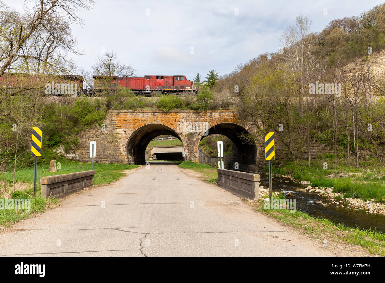 Il treno attraversa il vecchio arco in pietra Bridge Foto Stock