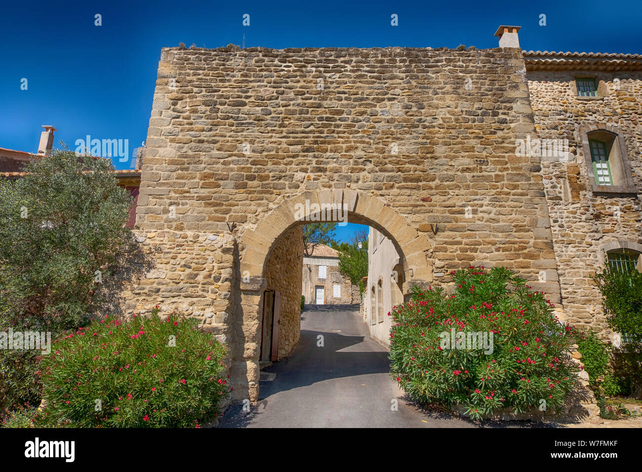 Vecchio gateway arcuata a Cairanne villaggio nella regione provenza alpi costa azzurra, francia Foto Stock