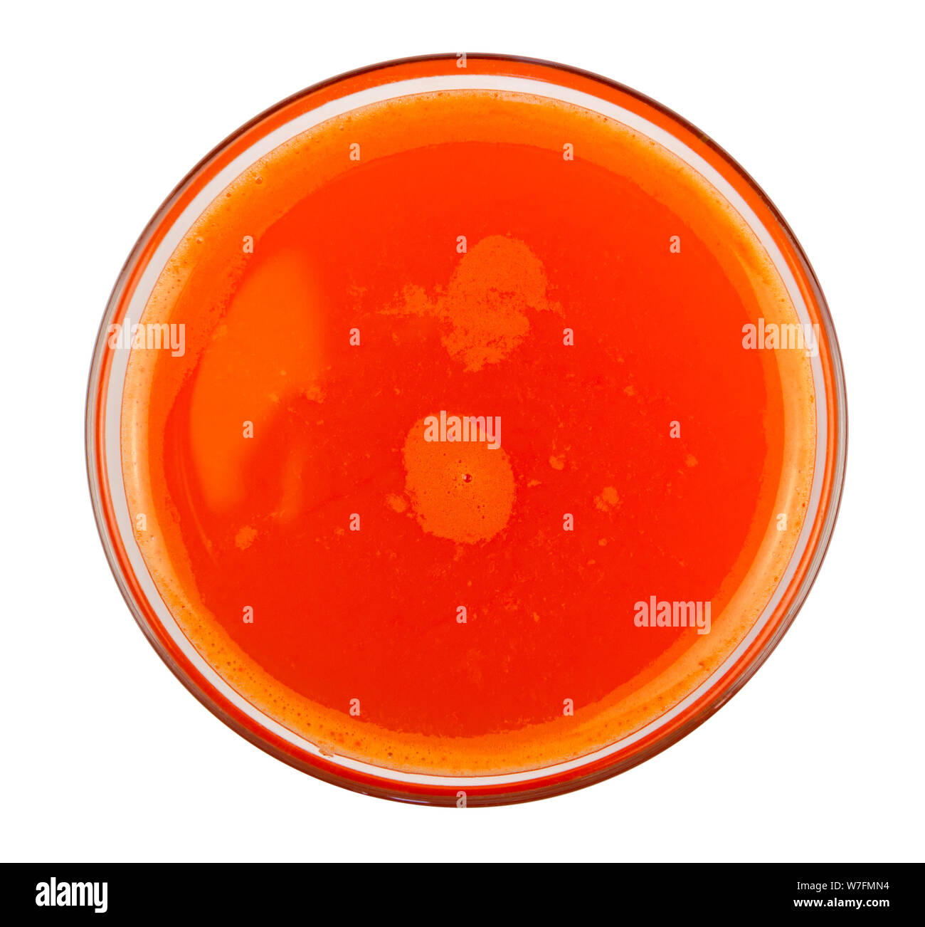 Succo di frutta fresco appena fatto dalla carota - un bicchiere shot da bird-eye-prospettiva - isolato su sfondo bianco Foto Stock Succo di frutta fresco appena fatto dalla carota - un bicchiere shot da bird-eye-prospettiva - isolato su sfondo bianco Foto Stock