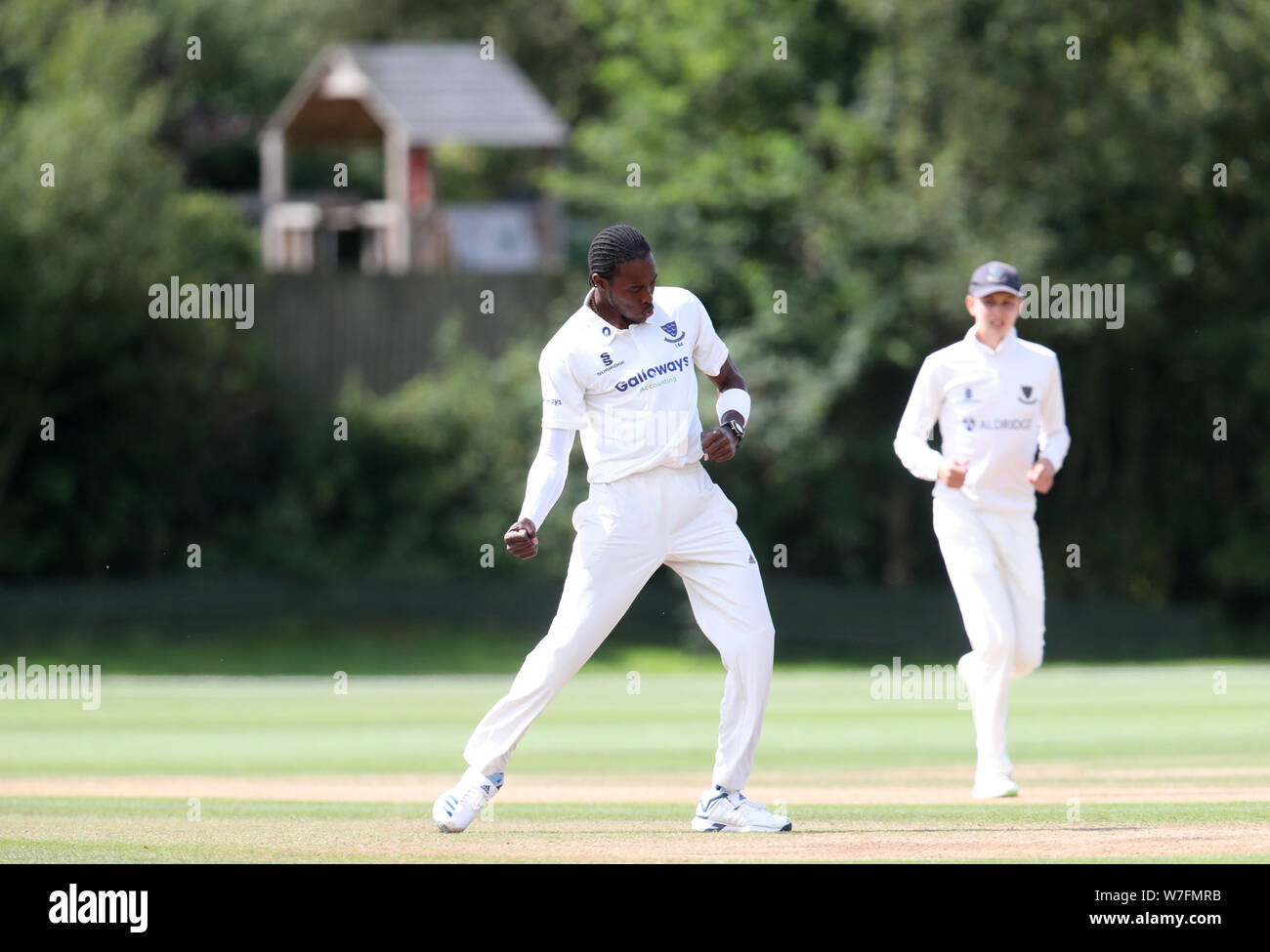 Il Sussex Jofra Archer celebra prendendo il primo wicket del inning durante il primo giorno del secondo XI Campionato corrispondono a Blackstone Academy Massa, a Henfield. Foto Stock