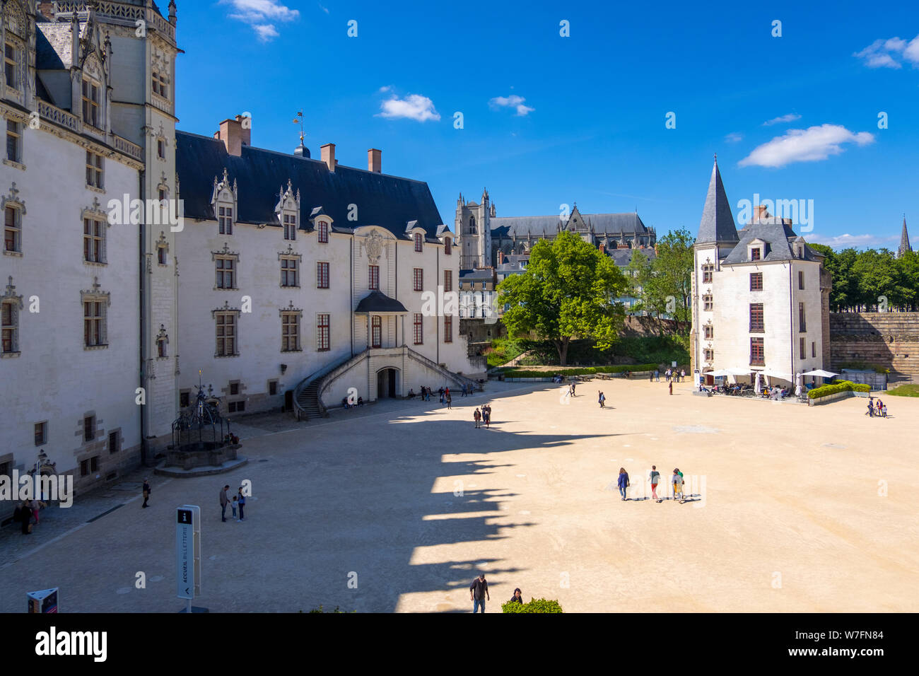 Nantes, Francia - 12 Maggio 2019: i turisti a piedi nel cortile del Castello dei Duchi di Bretagna a Nantes, Francia Foto Stock