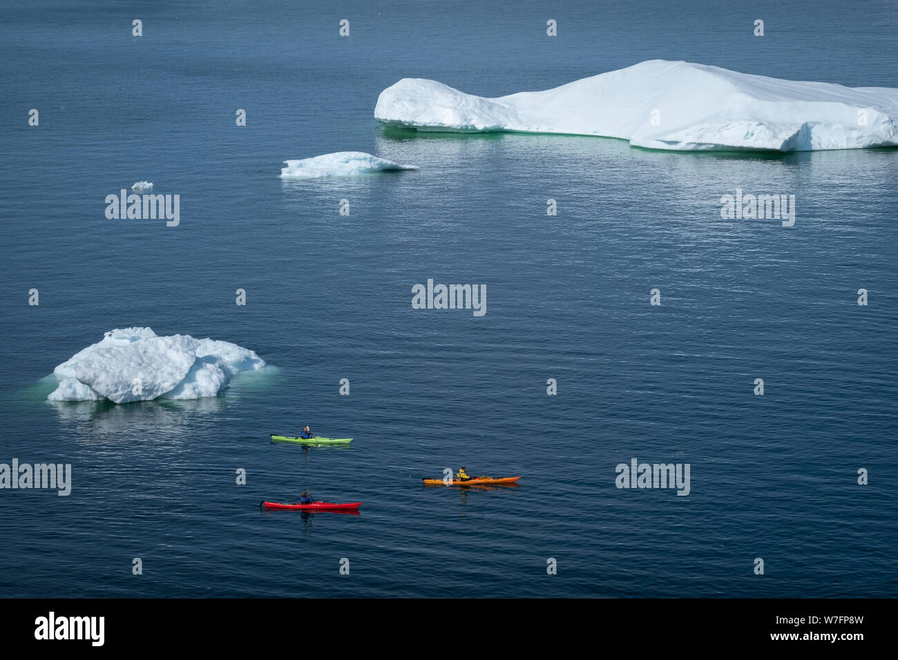 Fare kayak tra gli iceberg nella baia di Disko vicino a Ilulissat in Groenlandia occidentale. Tour operator incoraggiare environmental friendly turismo. Foto Stock