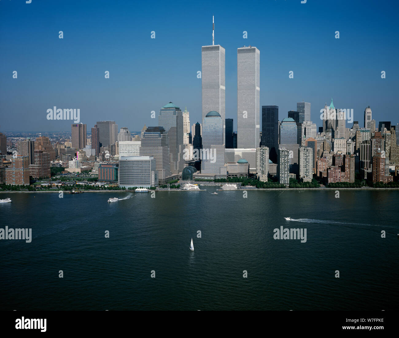 Vista aerea della città di New York con il World Trade Center Twin Towers prominente Foto Stock
